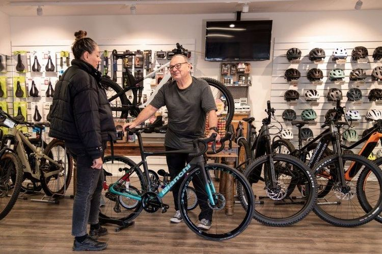 Mann im Fahrradgeschäft